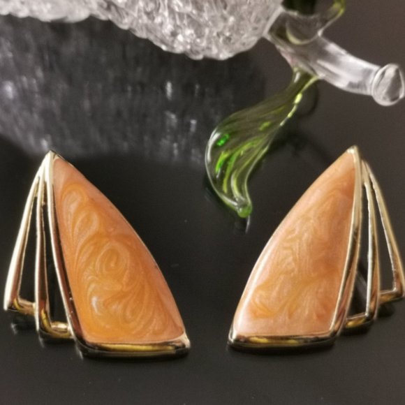 Vintage pink/orange enamel triangle pierced earrings - Picture 2 of 5